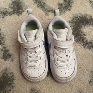 Nike toddler sneakers size 7 Like New!!